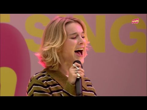 Pommelien Thijs - LIVE AKOESTISCH bij MNM Sander Tegen De Tijd