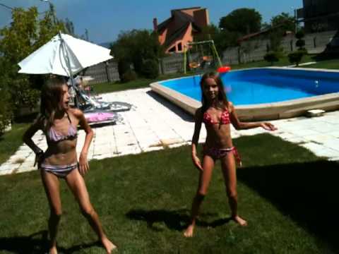 Bea si Daria dans pa iarba.MOV