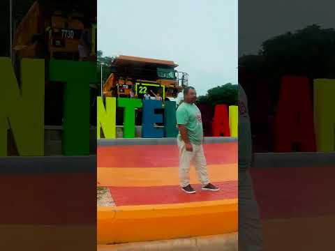 Monumento a la Minería: El Gigante Amarillo que Recibe a Montelíbano, Córdoba, Colombia.