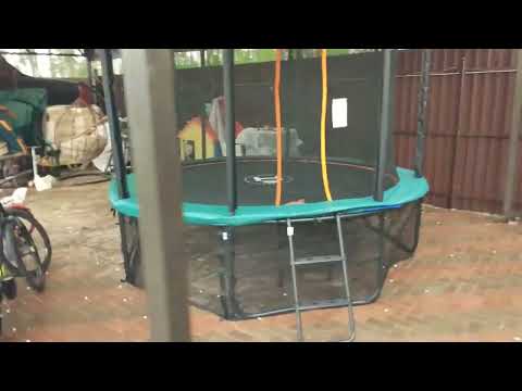 Смонтированный на участке батут HASTTINGS SKY DOUBLE 10FT