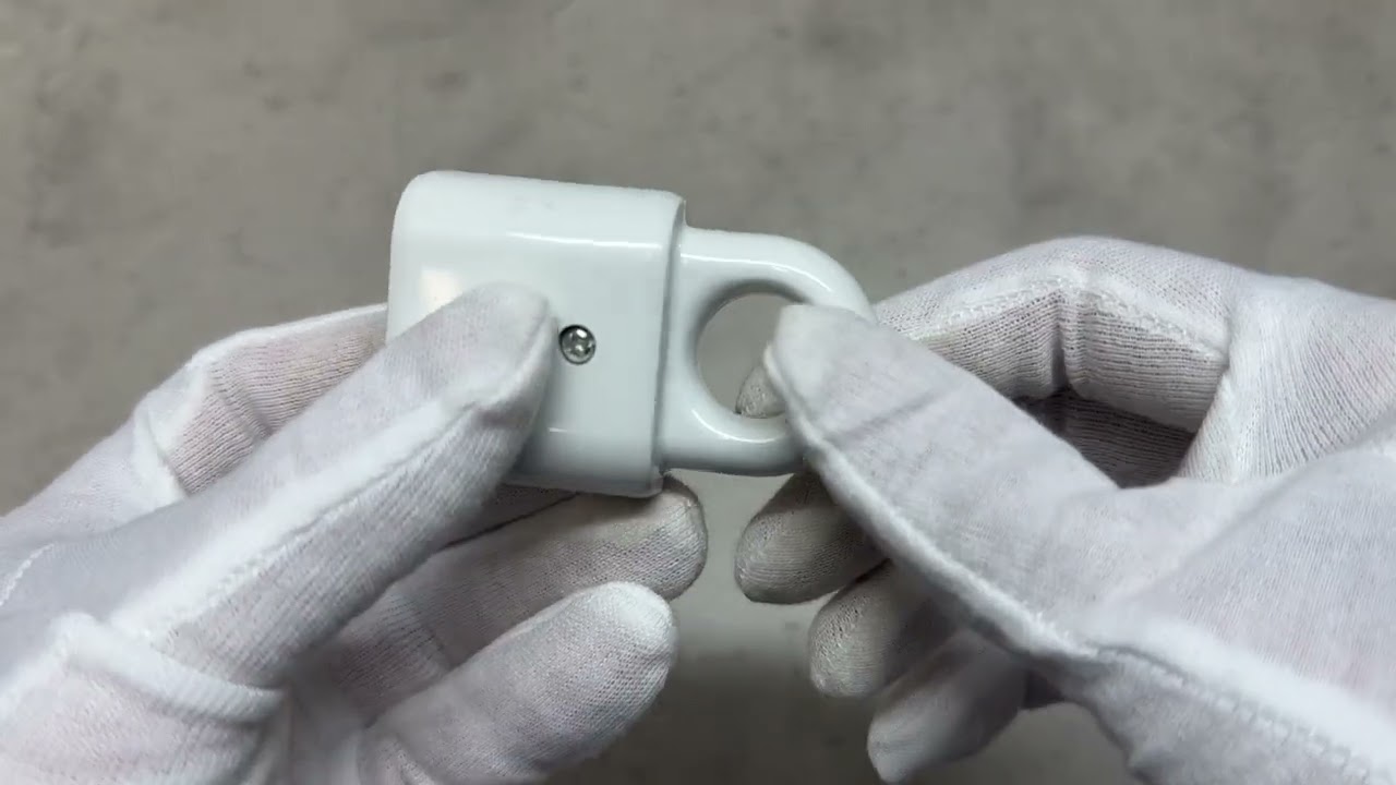 Штепсель плоский LUXEL 1024 с кольцом белый