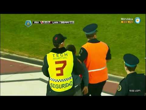 Nene entra a la cancha de River River 2 Lanús 0