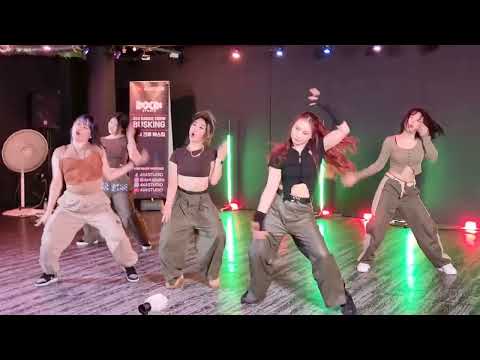 SATURDAY. 4×4 STUDIO. UNIQUE FANTASTIC INDOOR BUSKING. HONGDAE.