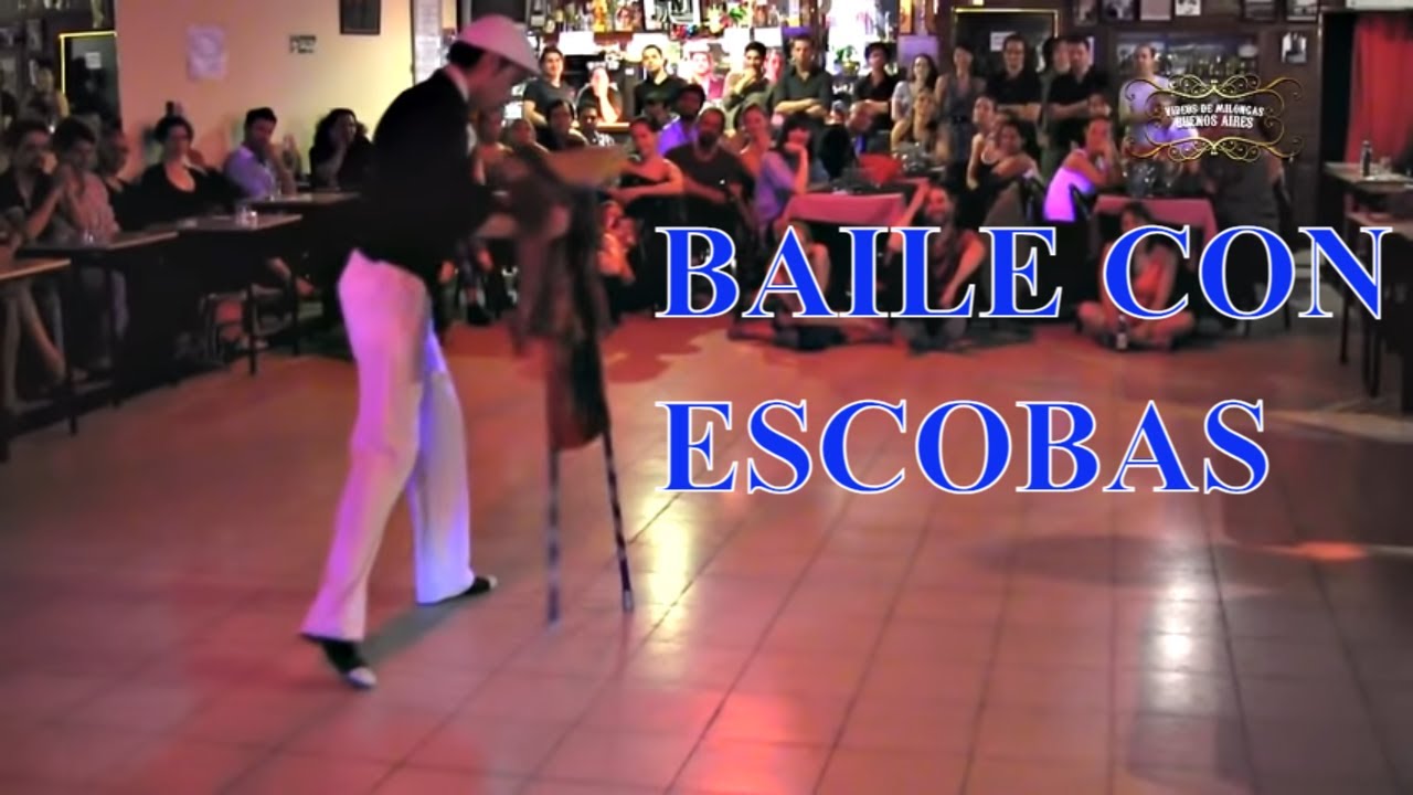 Video thumbnail for Escobailando. Bailando tango con escobas. Nestor Azorin en tango baile inédito