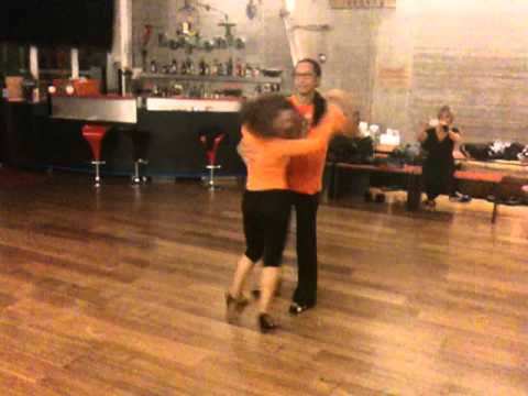 2010-11-18 Aufbau   Wilmer_Elena Salsafigur La Casita del Baile Salsa Basel.MOV