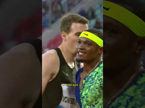 Un tropiezo en las vallas le costó el campeonato, pero un salto inesperado en la meta le dio el oro