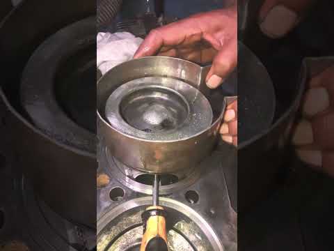John Deere USA 6081 piston installation