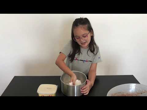 Maria Flor made her first cake (Portuguese)