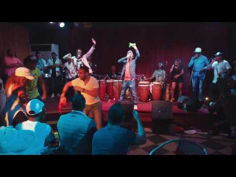 Osain Del Monte - Ella Viene Sola