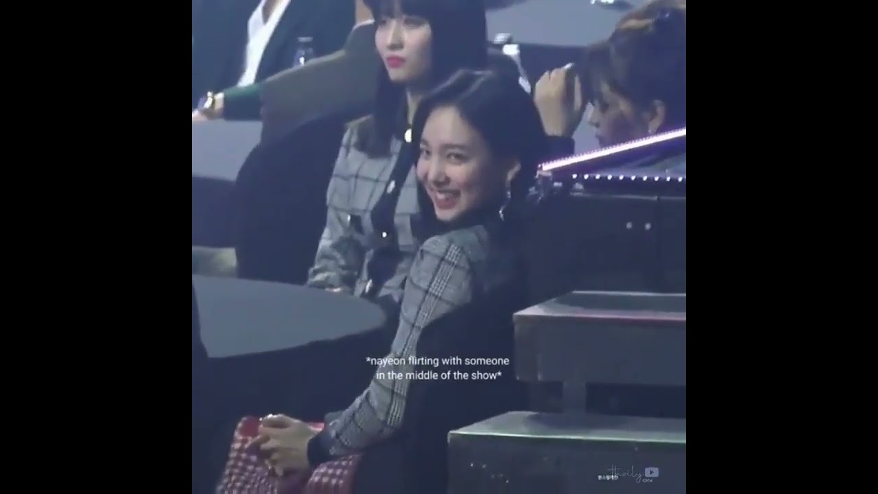 Nayeon flirting with jisoo in an award show 🤣so cutee💓@Jiwoolee_unnie  #nayeon #jisoo #flirting #yt