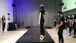 Download lagu Solo | Learn catwalk | Modeling | Runway walk | How to walk mp3 Download lagu Solo | Learn catwalk | Modeling | Runway walk | How to walk mp3
