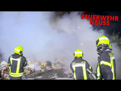 [FEUER AM REWE-MARKT!] - Ausgedehnter Brand in Papierpresse | Starke Rauchentwicklung | Neuss -