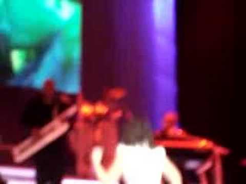 Nelly Furtado - Promiscuous live (feat. Saukrates)