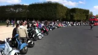 preview picture of video 'video1.mov: Paris Vespa Parade'