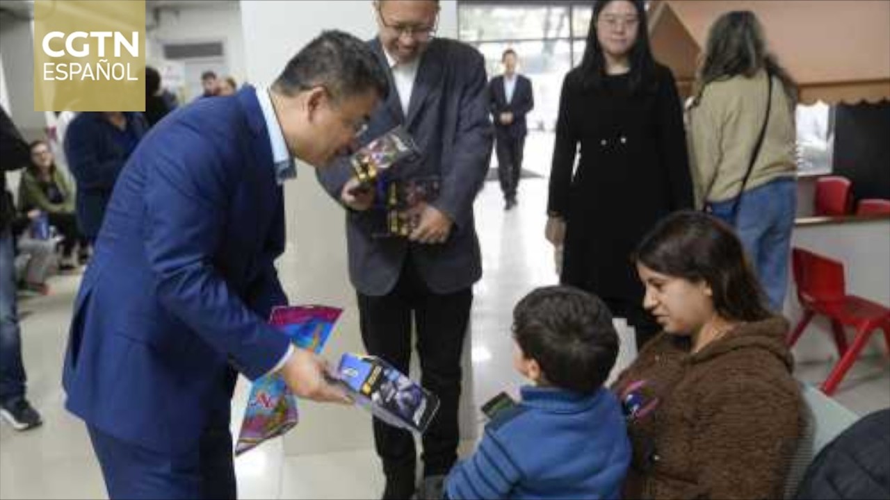 Embajada china dona juguetes a niños del principal hospital pediátrico de Uruguay