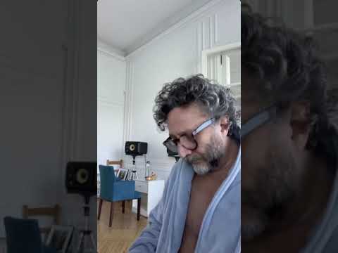 Fito Páez, de paseo por Barcelona, encontró un piano en plena calle y se sentó a tocar para todos