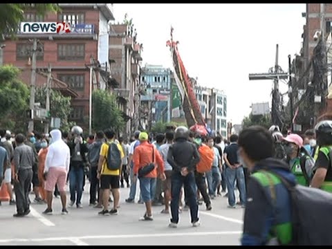 काठमाडौं उपत्यकामा जारी निषेधाज्ञा तोड्दै ललितपुरमा मछिन्द्रनाथको रथ तानिदै,रथतान्न स्थानीयको घुँइचो