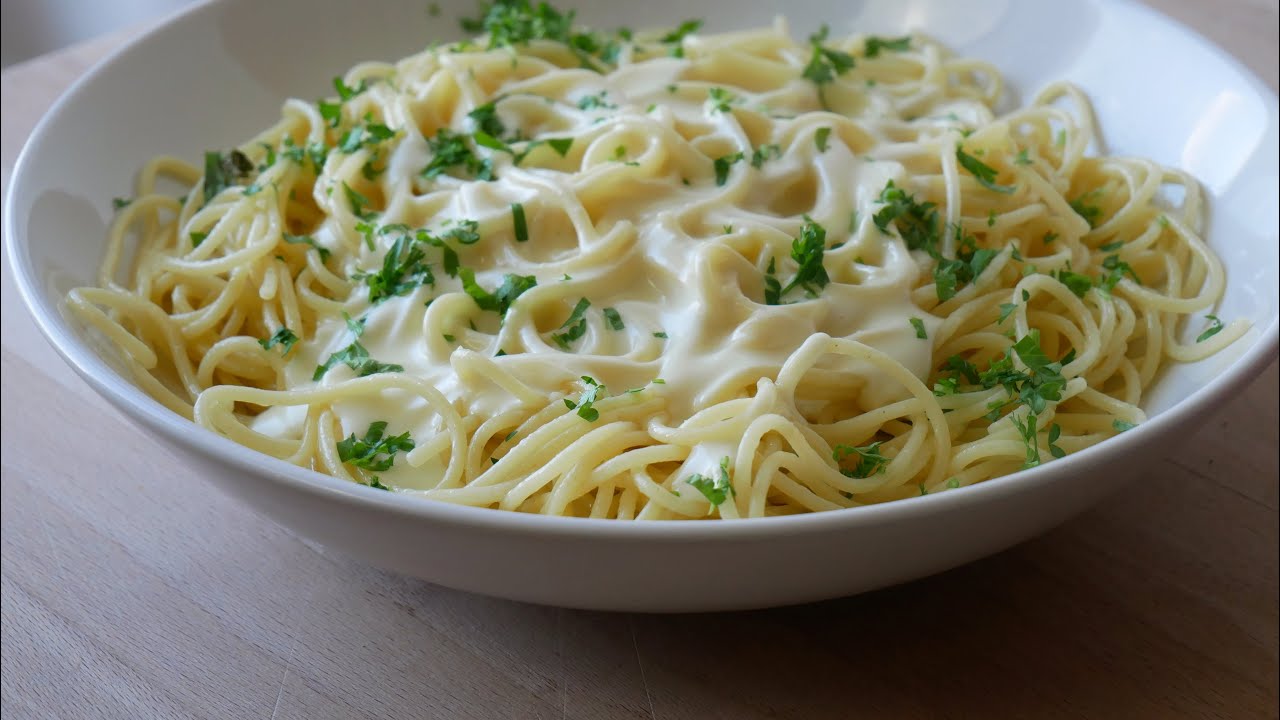 Spaghetti mit Knoblauch-Käsesauce - Einfache Rezepte