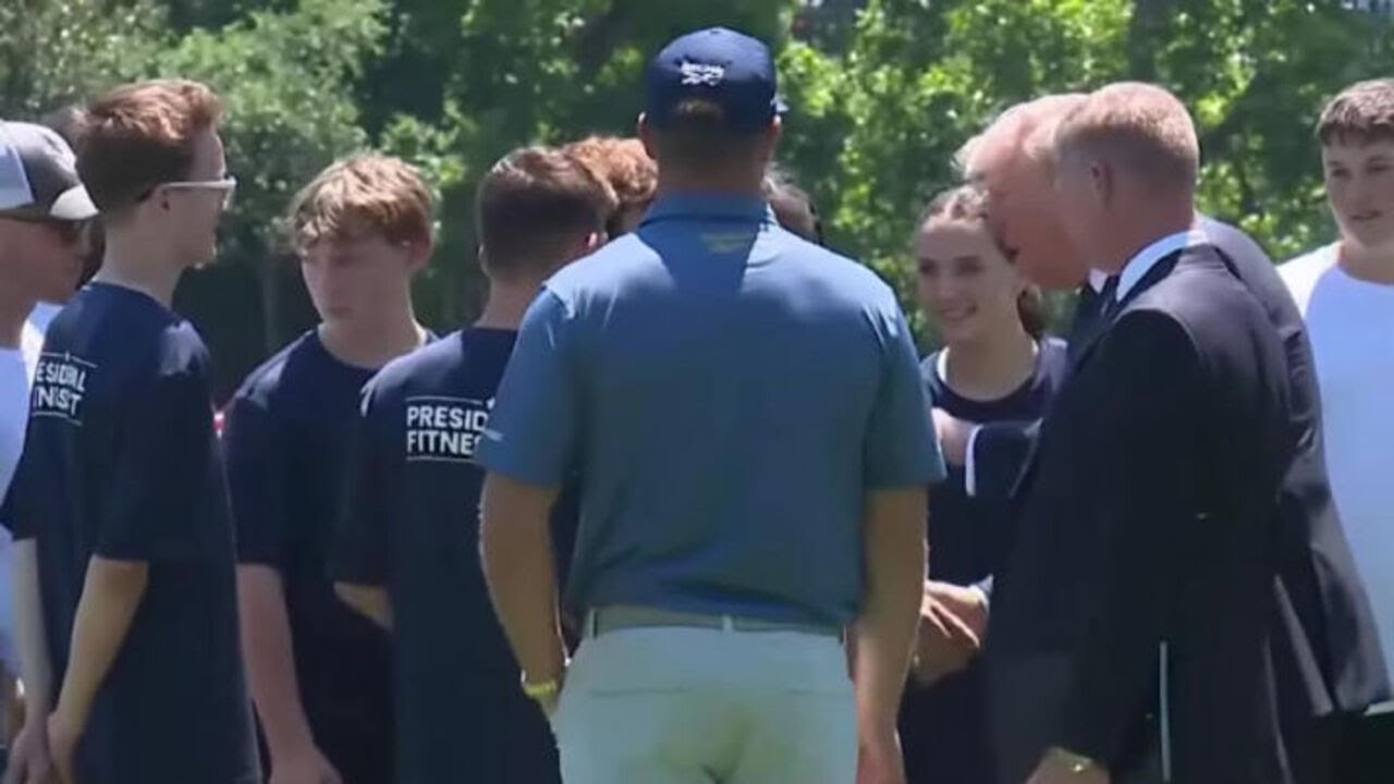 Trump insegna la 'Trump Dance' a un gruppo di ragazzi alla Casa Bianca