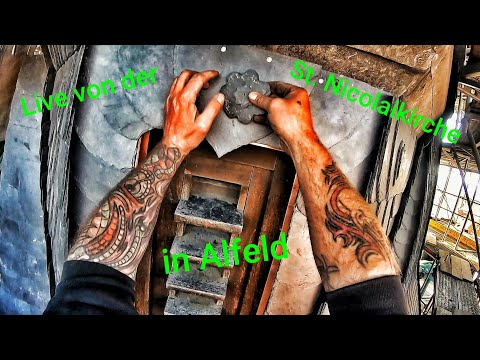 Schieferkehle ansetzen live - St. Nicolaikirche Alfeld - Schieferdecker bei der Arbeit - Rathscheck