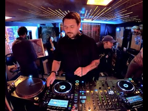 Cosmic Vibrations w/Sirena & guests Lodela & niru67 (live painting)