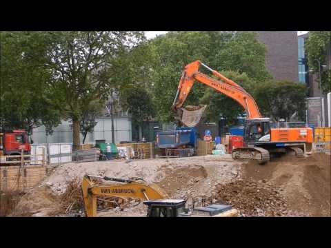 Bagger Bauschutt und LKW Baustelle in Köln