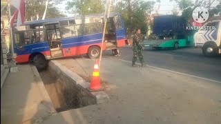 Download lagu Momen Didereknya Bus Karyawan Yang Terperosok di Selokan dan Juga Menabrak Pagar Balai Desa. mp3