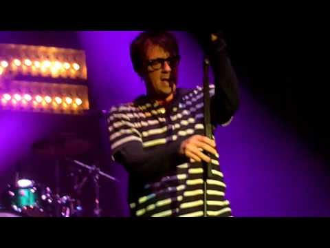 Weezer - Falling For You (1/07/11: Chicago Night One)