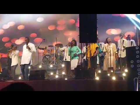 Glody Mwaka -Kotika ngaï te concert Dieu est fidèle. avec le fr Cèdre Katambay