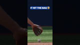 Gunnar Henderson had this ball played perfectly ... until the baseball had other plans ????