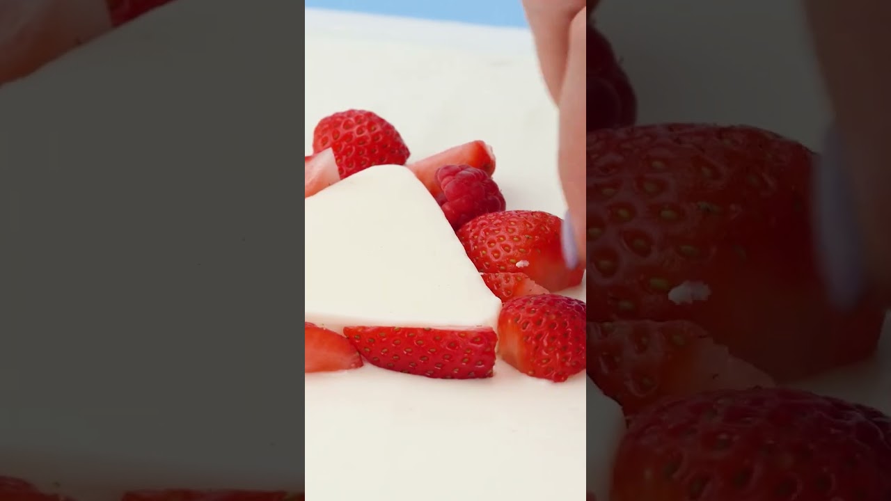 #shorts So Yummy Strawberry Cake Decorating Idea