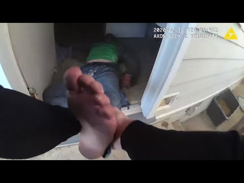 警察將男子從著火的房屋中拉到安全地帶 (Cop Pulls Man to Safety From Burning Home)