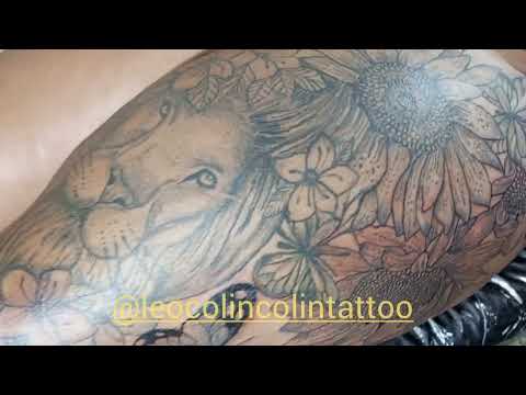 Fechamento de coxa tatuagem floral borboleta girassol leão Leo Colin Tattoo floral