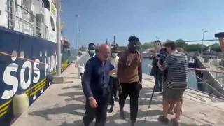 Il video dell'arrivo dei migranti al porto di Ravenna: lo sbarco e i soccorsi