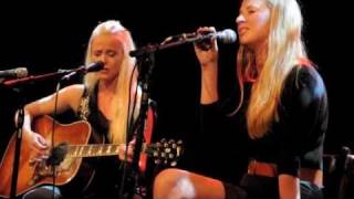 He Doen´t Know - Tina Dickow feat. Kristina Renée