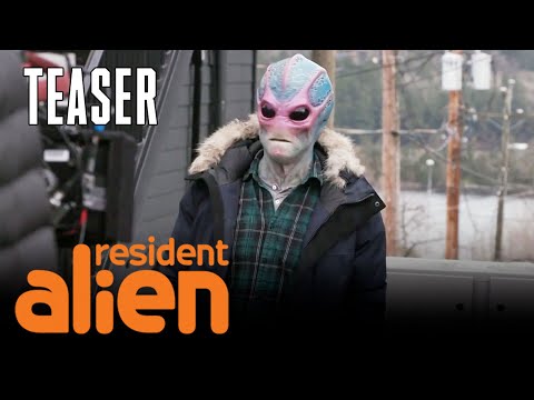 Alan Tudyk Talks Alien Makeup | Resident Alien | SYFY