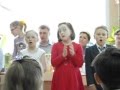 Странная маленькая девочка поет песню на утреннике 