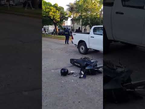 Colisionaron una moto y un automóvil en la esquina de 3 de Febrero y Almafuerte