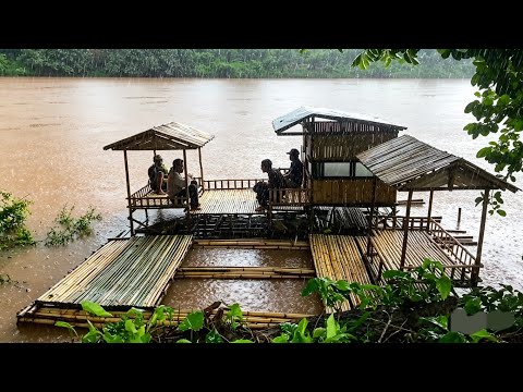 Camping hujan deras - Tidur nyenyak di rumah terapung bersama anak panen ikan hasil menjaring