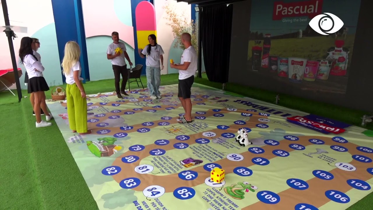 Mos u nxeh/ Luizi dhe Nita bëjnë xhiro me biçikletë rreth pishinës