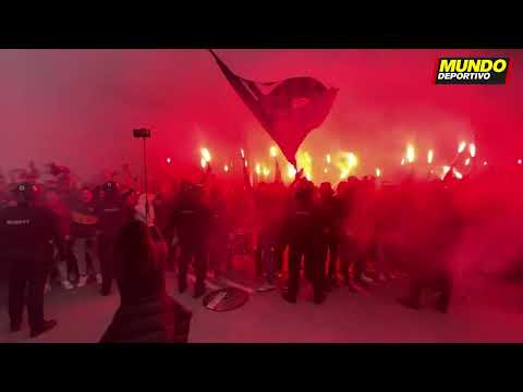 CHAMPIONS LEAGUE | AMBIENTAZO en la llegada del BARÇA a Montjuïc para recibir al NÁPOLES