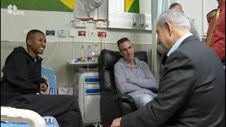 ראש הממשלה בנימין נתניהו ביקר במרכז השיקום ״חוזרים לחיים״ לנפגעי המלחמה במרכז הרפואי שיבא תל השומר (עדכוני משרד ראש הממשלה) - התמונה מוצגת ישירות מתוך אתר האינטרנט יוטיוב. זכויות היוצרים בתמונה שייכות ליוצרה. קישור קרדיט למקור התוכן נמצא בתוך דף הסרטון