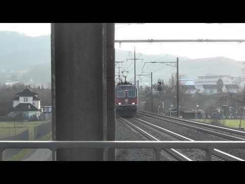 SBB Re 6/6 mit Lokzug und Pfiff