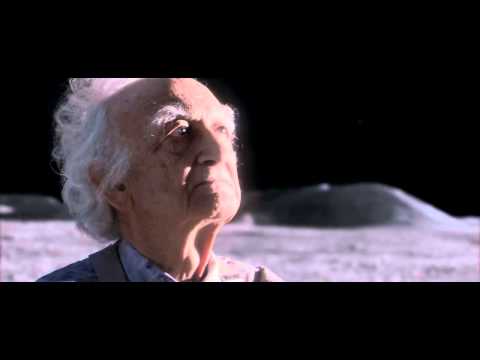 Un anciano vive solo en la Luna.