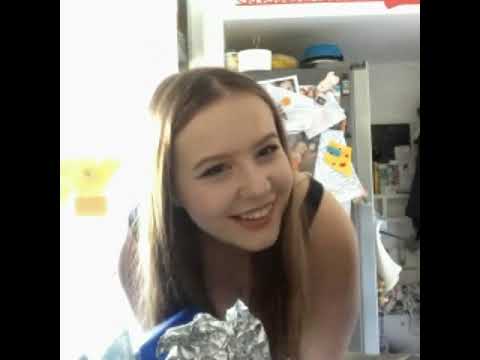 Lea zieht ihre Strumpfhose an!