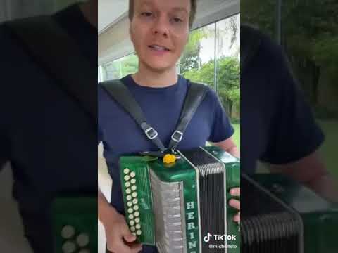 Michel Teló Tocando A Sanfona