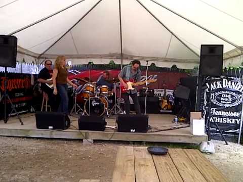 VID-20120612-00003.mp4  Roxanne and the Voodoo Rockers