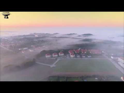 drone volo sopra una nebbia in Polonia 4K 4K