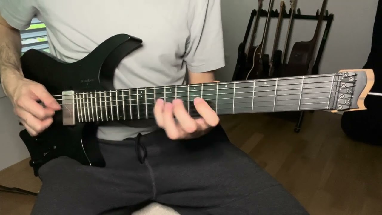 Roberto Barlocci playing the iPhone Marimba ringtone on solo guitar