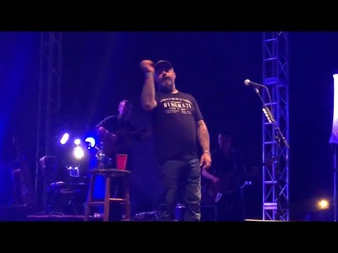 Aaron Lewis Stops Show To Defend Limp Bizkit's Fred Durst: "He Lost Everything"